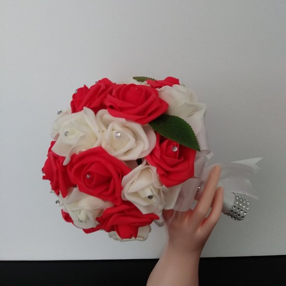 Bouquet of red and white foam roses, wedding bouquet, bouquet of XV years. - Picture 2 of 14
